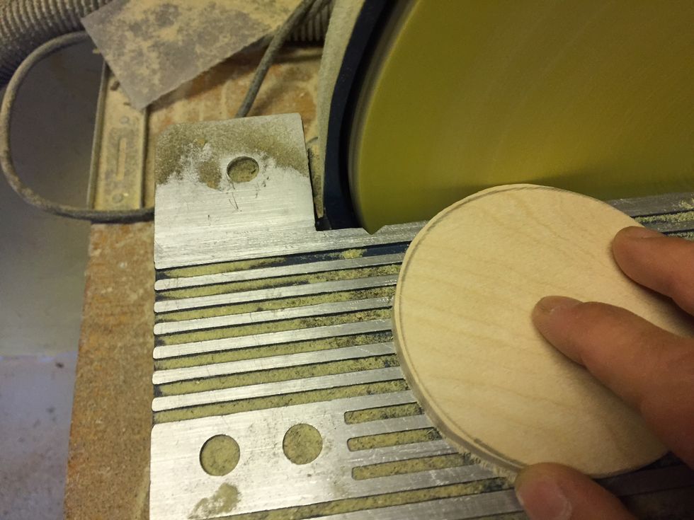 Slipa alla bitarna runda med hj\u00e4lp av skivputsen. Slipa p\u00e5 v\u00e4nster sida och rotera dem hela tiden till s du slipat in till ditt blyertsstreck. Kontrollera att den minsta passar precis i din burk.