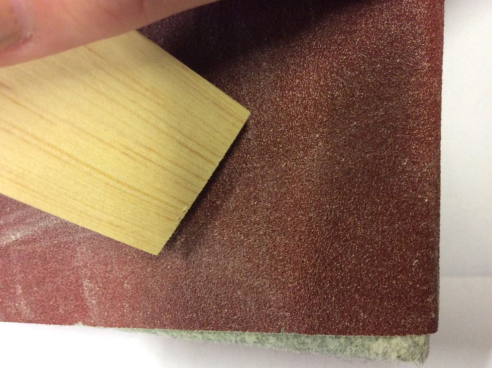 Slipa bort det "frasiga" p\u00e5 dina bitar med sandpapper.