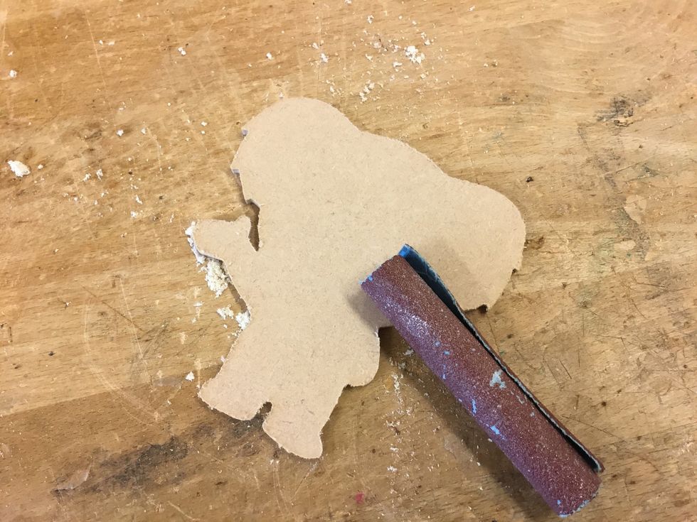 Slipa kanterna noggrant med sandpapper. B\u00f6rja med P60 och avsluta med P150.