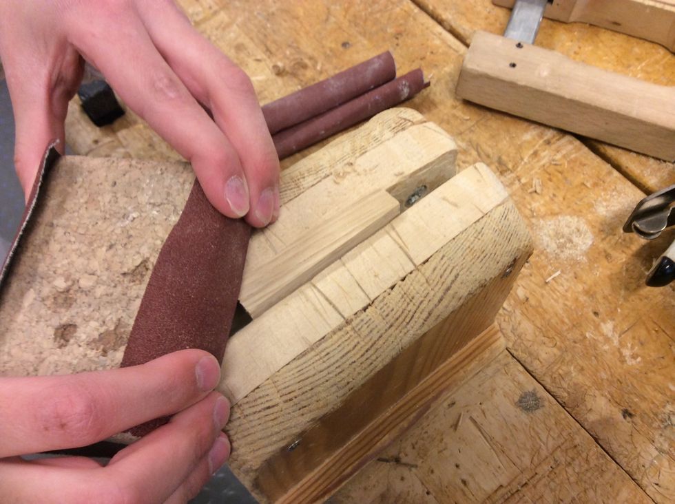 Slipa med kloss och slippapper