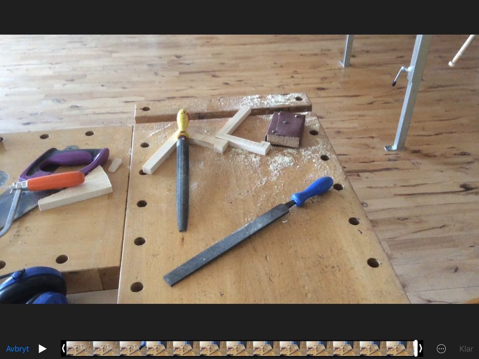 Slipa sedan s\u00e5 utan blir sl\u00e4t och fin. Runda av de vassa kanterna ocks\u00e5.