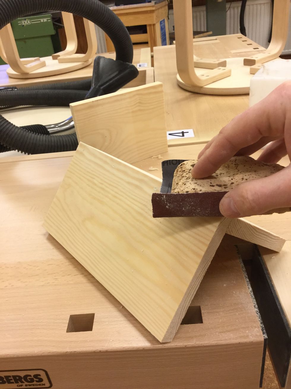 Slipa \u00e4ven alla vassa kanter l\u00e4ngs med tr\u00e4bitarna.