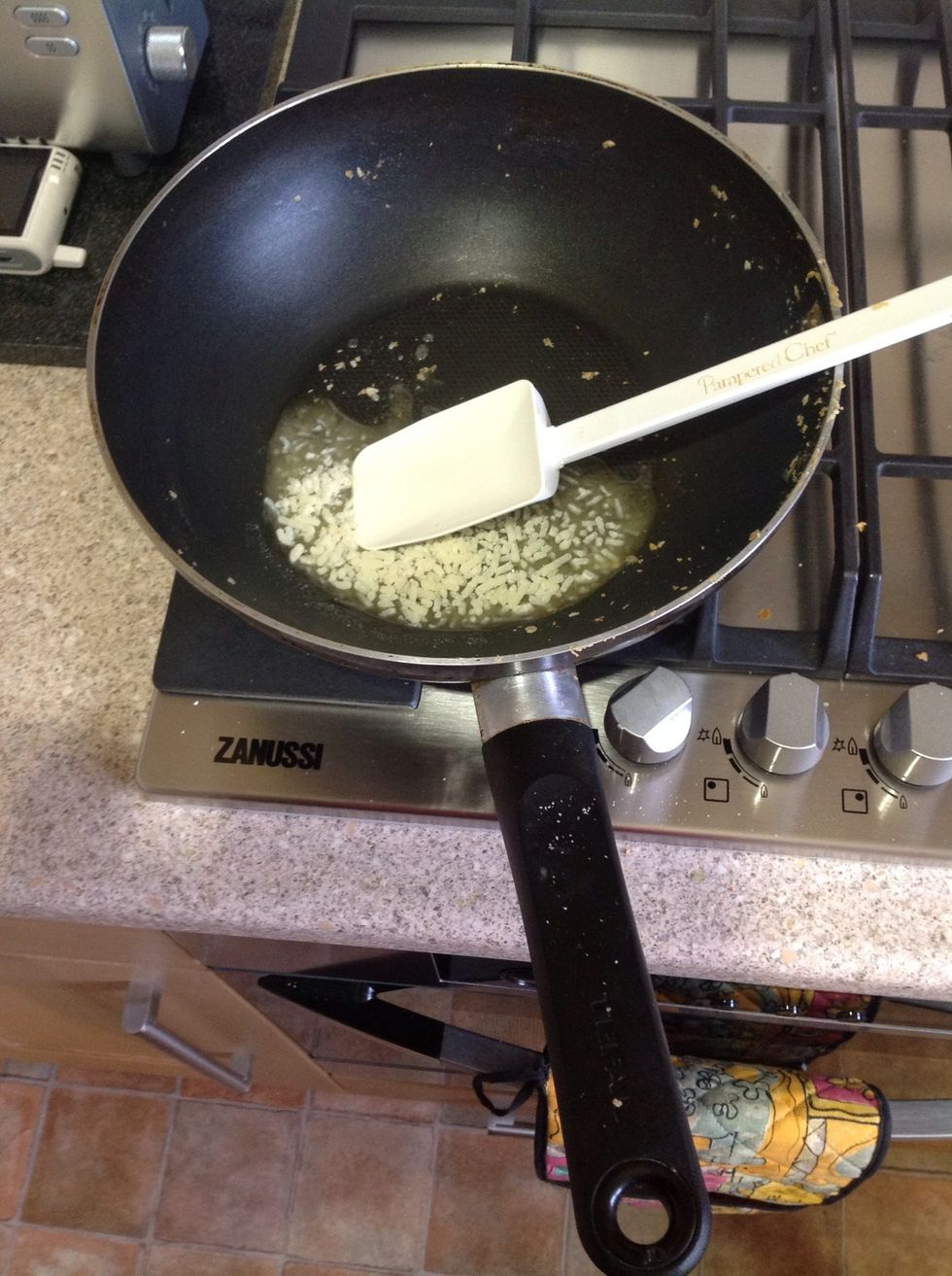 Slowly melt 2-3 parts beef suet, I used Atora shredded suet from the supermarket. Do not use vegetable suet and avoid any ingredients with salt as birds cannot digest salt.