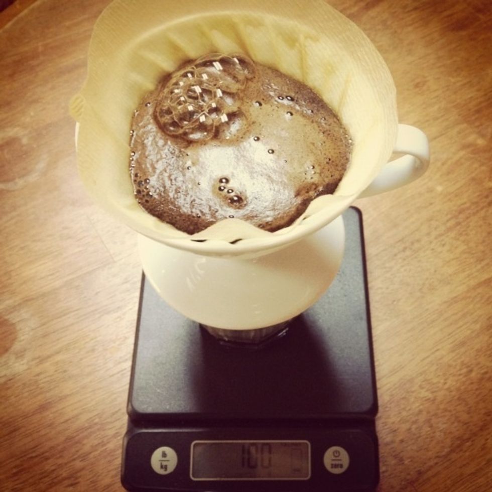 Slowly pour 100g of water and let the coffee bloom for 45 seconds.
