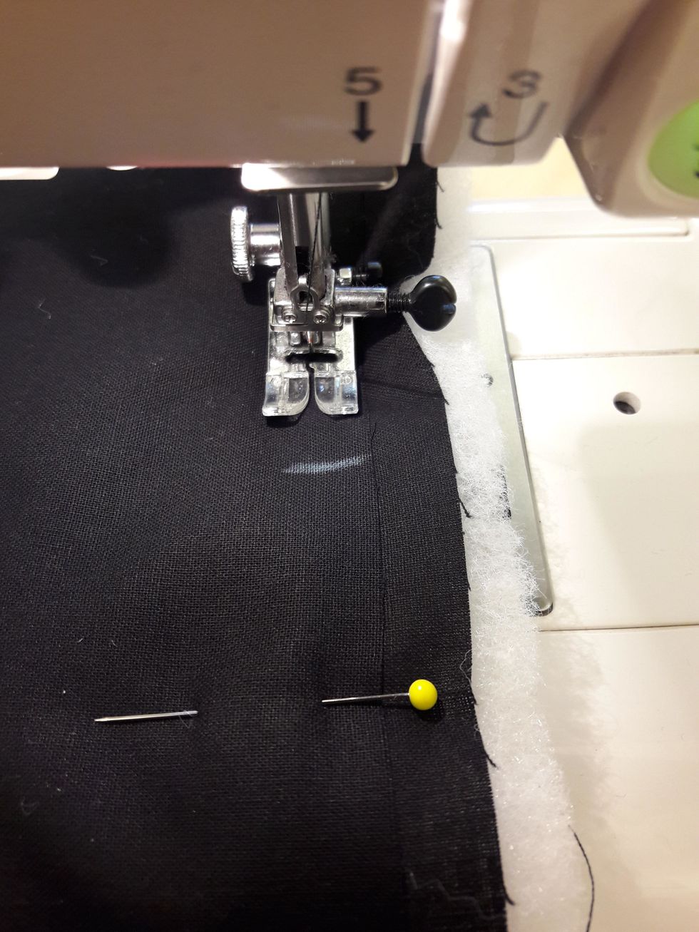 Sluta sy vid markeringen n\u00e4r du kommit runt. Gl\u00f6m inte att f\u00e4sta!