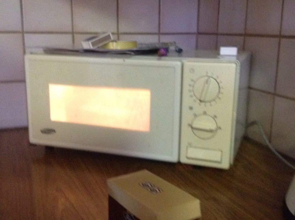 Sm\u00e4lt sm\u00f6ret eller margarinet och l\u00e5t det svalna. Melt the butter or margarine and let This cool off.