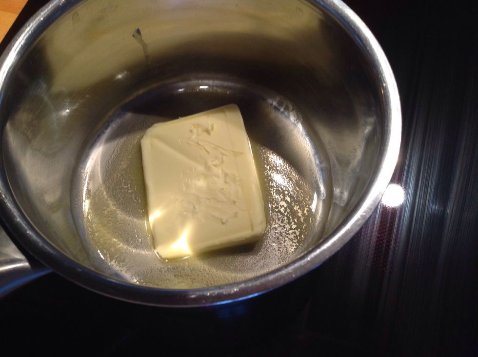 Sm\u00e4lt sm\u00f6ret. Melt the butter.