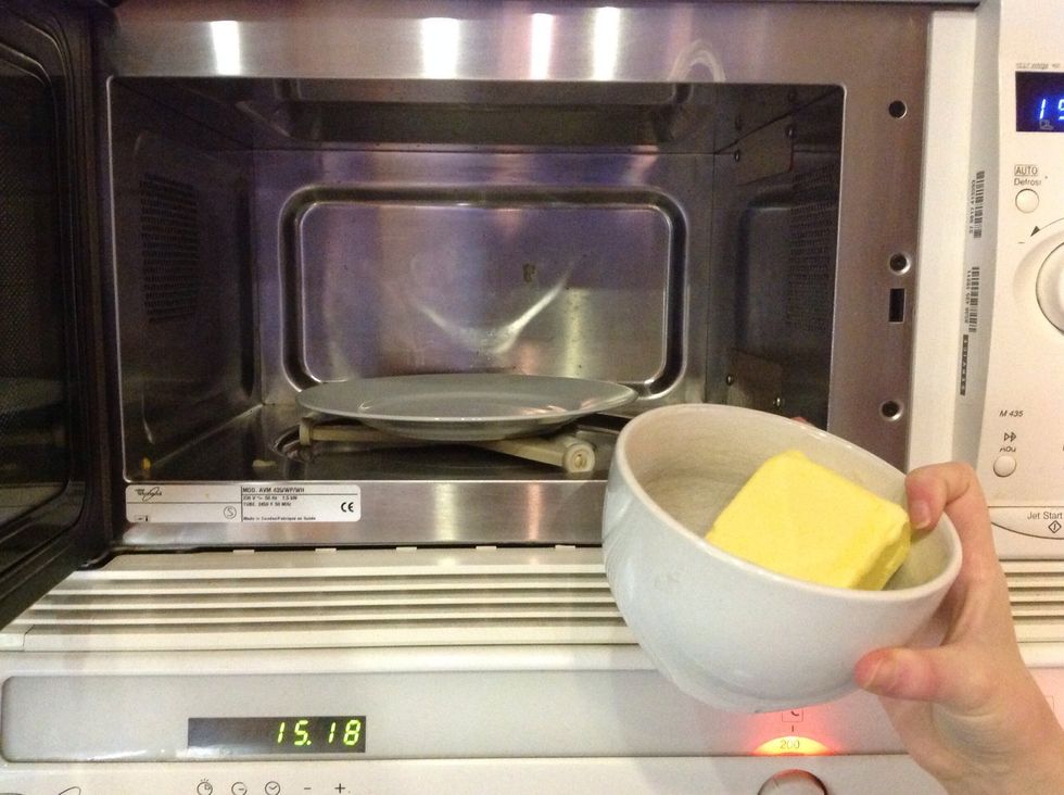 Sm\u00e4lt  sm\u00f6ret   Melt the butter