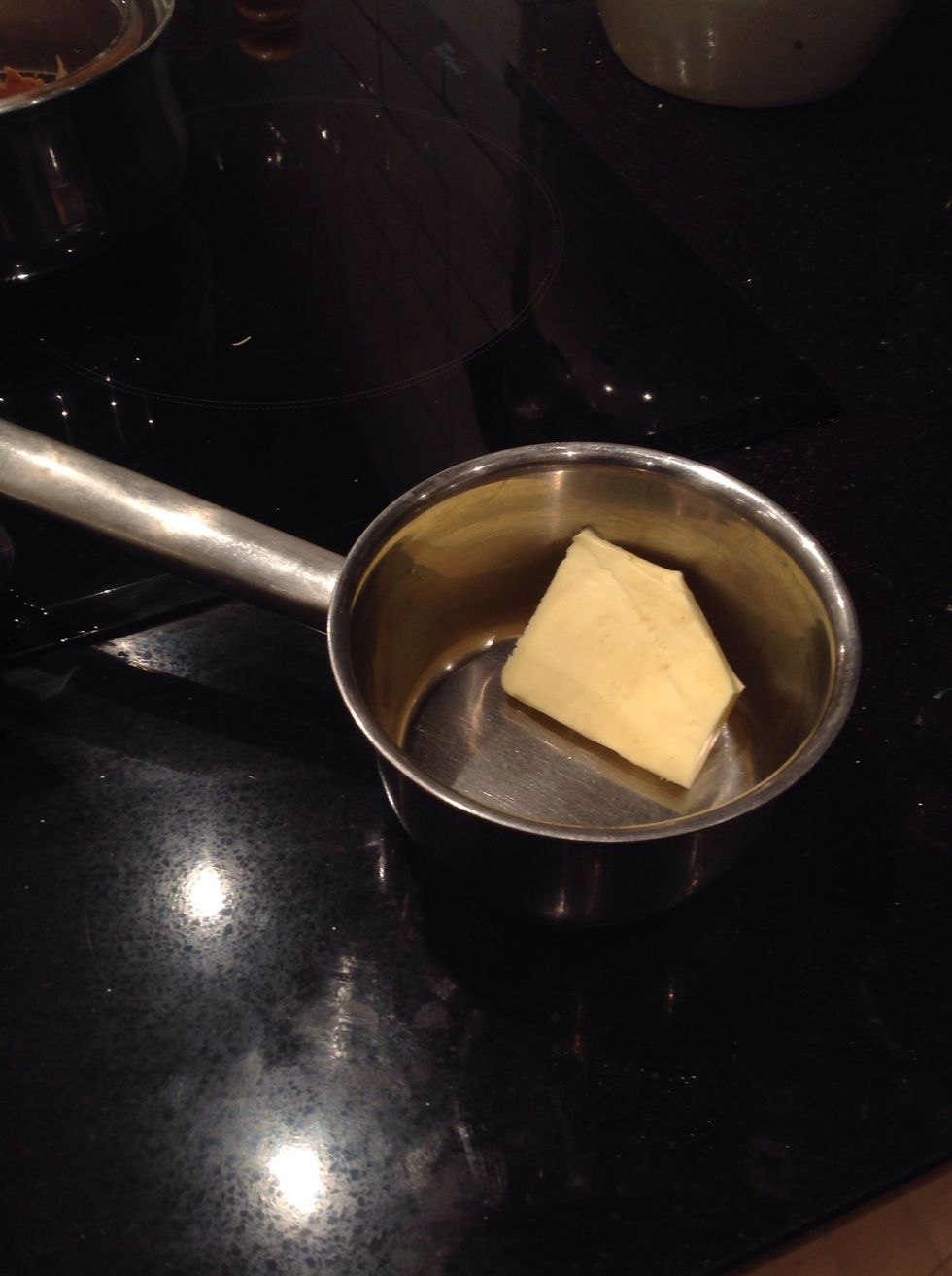 Sm\u00e4lt sm\u00f6ret s\u00e5 det hinner svalna. Melt the butter so it can cool off