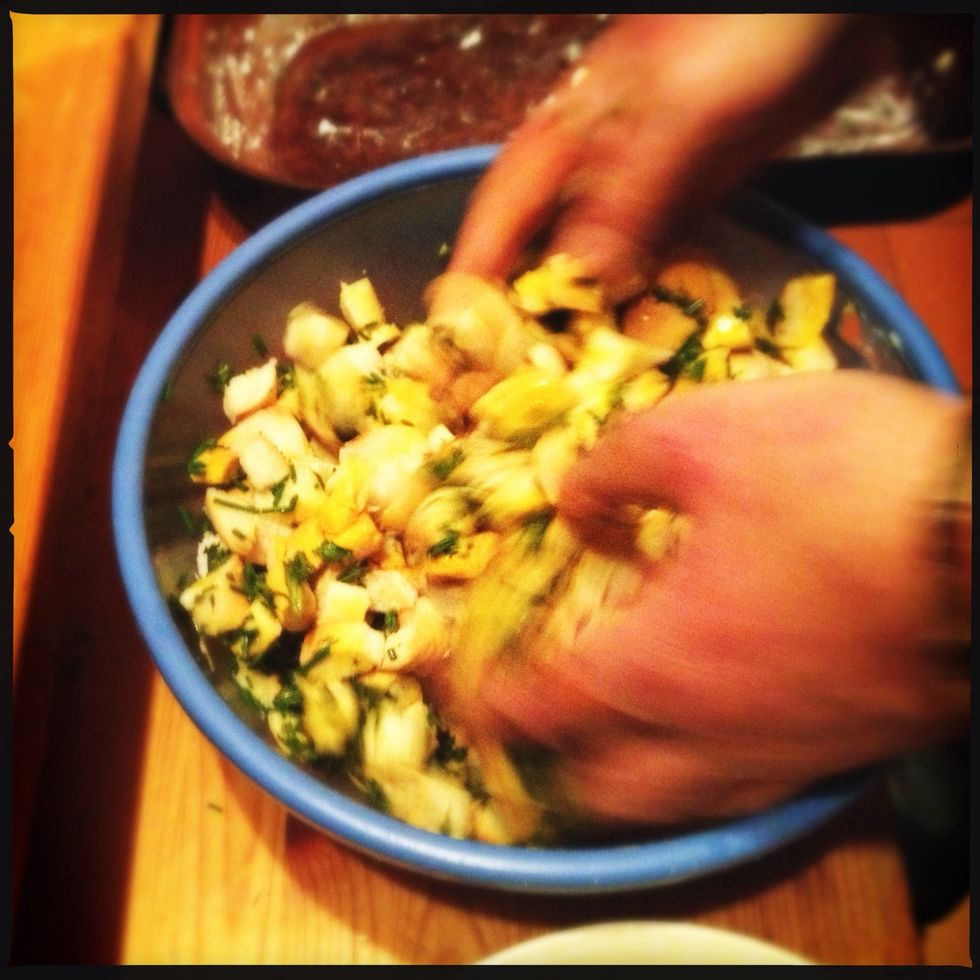 Sm\u00edch\u00e1me \u0161nytlik, kop\u0159ivy, rohl\u00edky, \u017eloutky a trochu ml\u00e9ka.