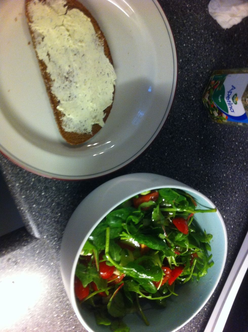 Sm\u00f8r deretter br\u00f8dskiven med urtekremost