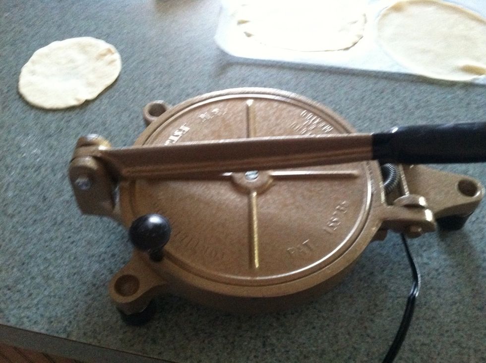 Smash the dough, leaving it for a minute to let the dough cool a little.