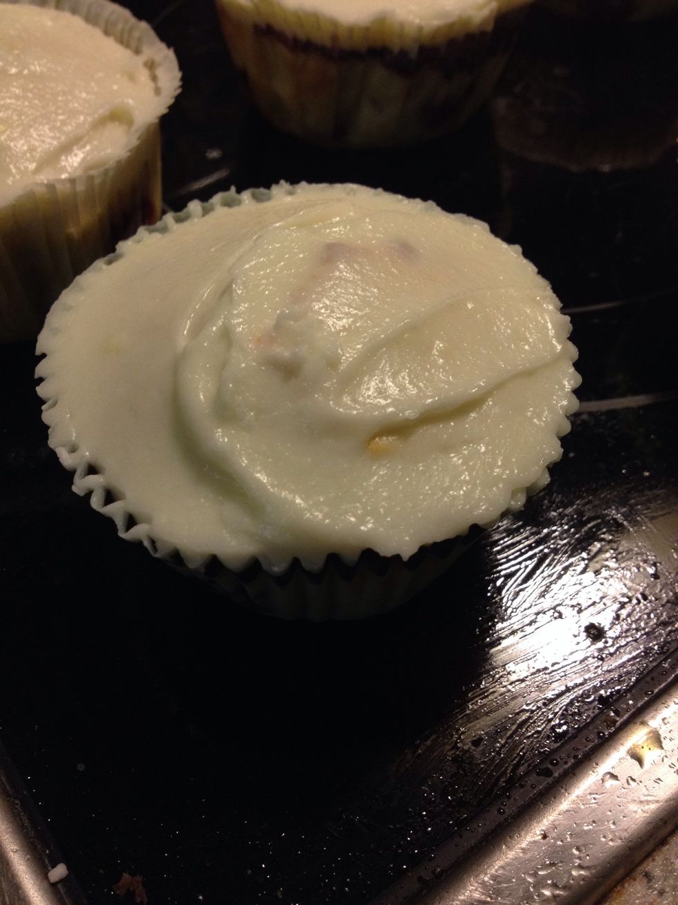 Smear on the cupcake or use a piping bag. If you would like, you can decorate with raspberry and blueberry for a more white, blue and red cupcake.