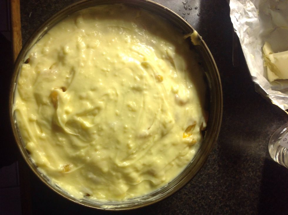 Smeta ut smeten/spread out the batter.