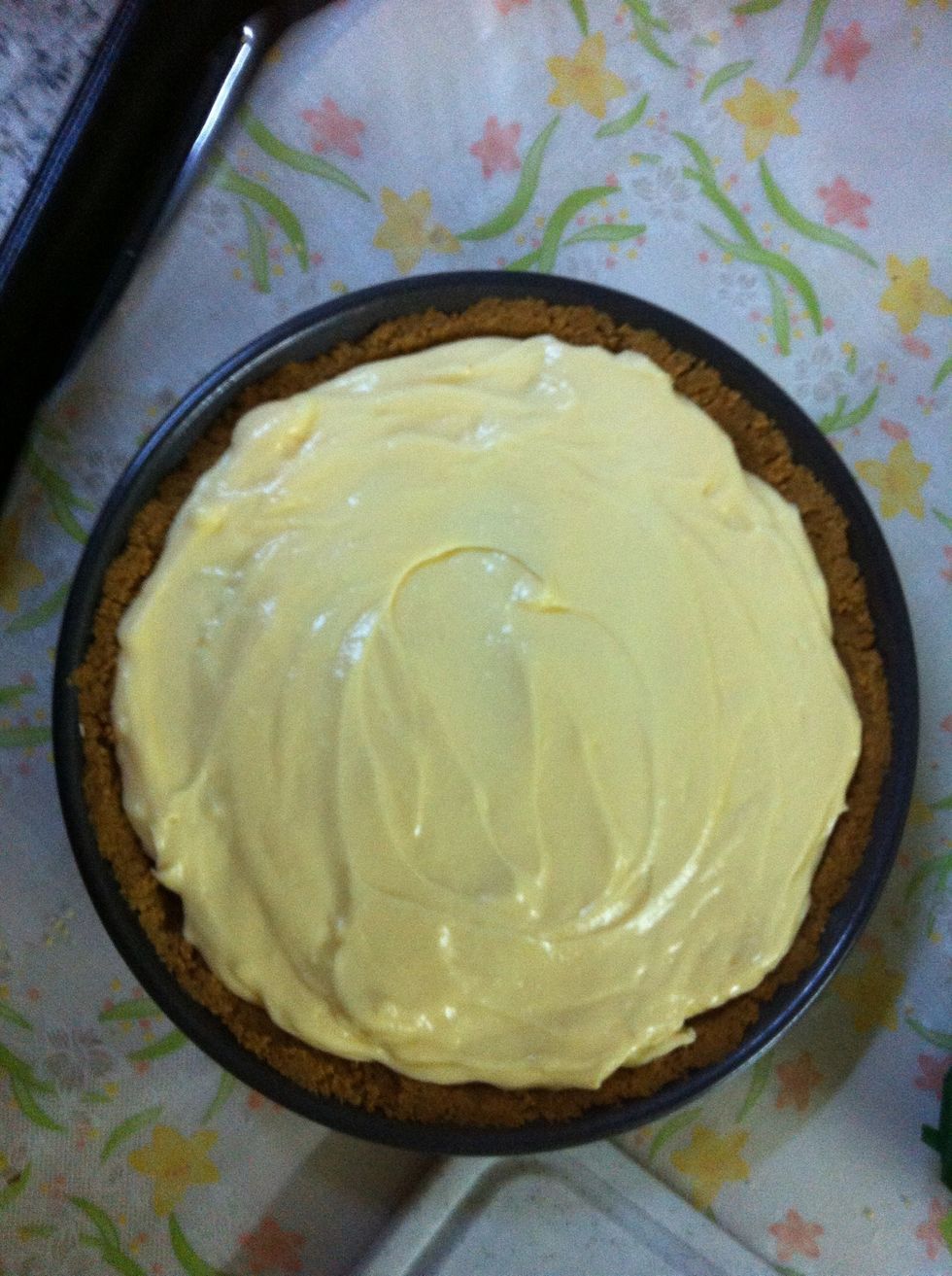 Smooth out the custard on top of the bananas, cover the bananas entirely to prevent them from browning