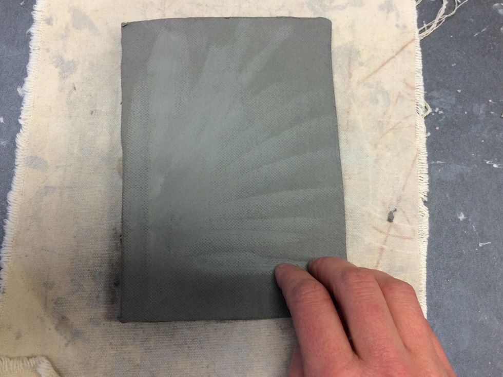 Smooth out your clay on the top and the edges. Do not press too hard with your hands when smoothing.