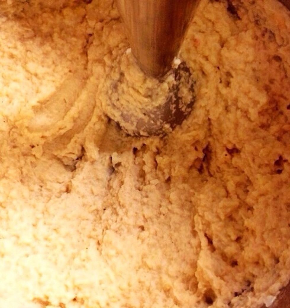 Smoothen the pur\u00e9e with a little bit of warm milk and butter; I heated about 50 ml milk in the microwave and added 1 tblsp butter (not in the supplies list).