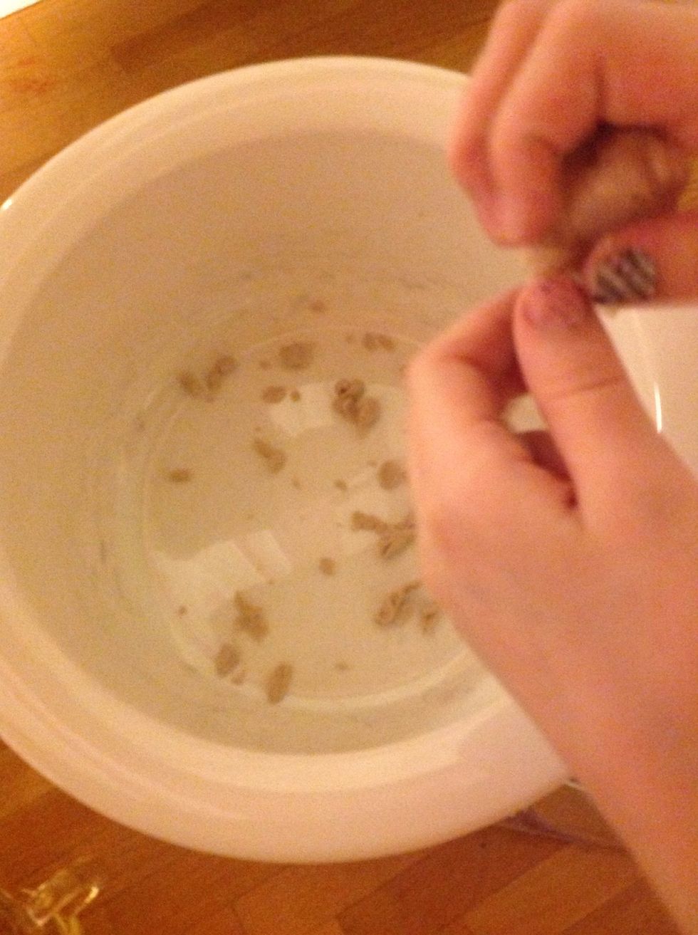 Smula j\u00e4sten och l\u00e4gg det i en ny sk\u00e5l. Crumble down jeast in a new bucket.