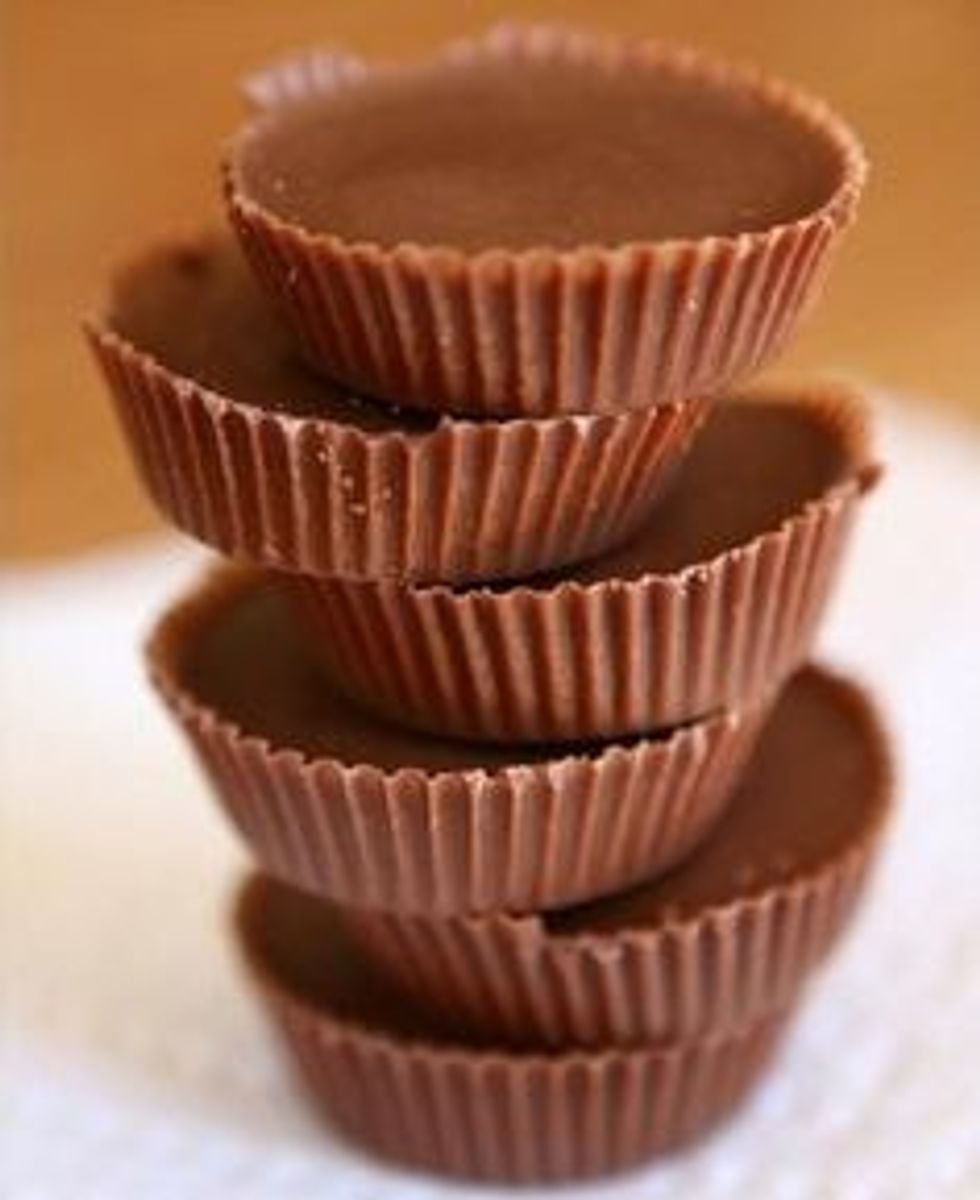 smush up the recec pecec in a boll.make it like a cromble. then stuf the morshmelo with the crombl that you made.