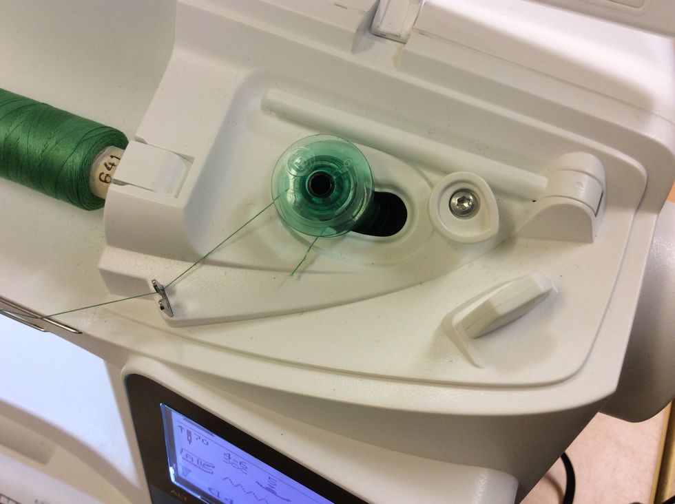 Snurra tr\u00e5den runt spolen, ca 10g\u00e5nger.