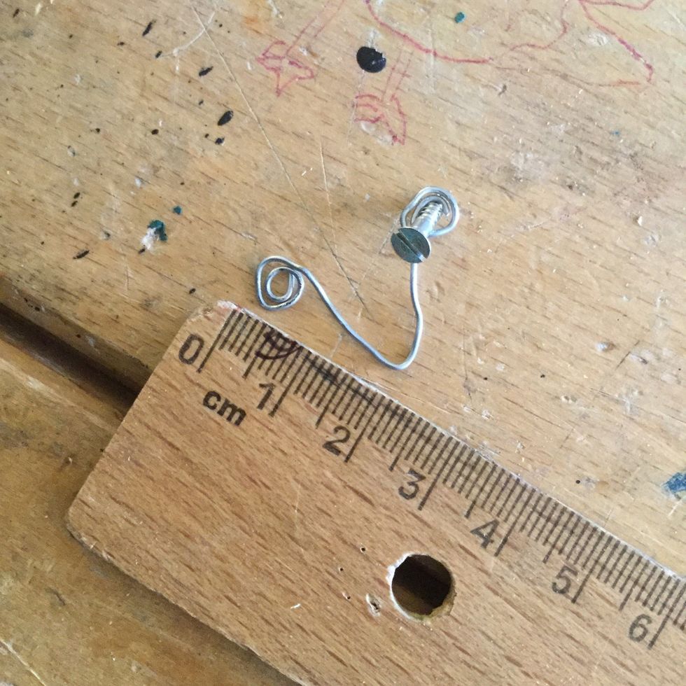 Snurra \u00e4ndarna s\u00e5 att en skruv passar i ringen.