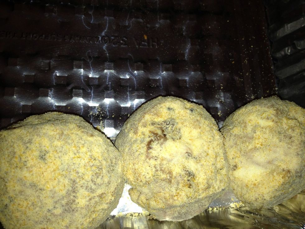 So coat the balls very well then place them on the foil tray .Then place the tray in the freezer for 1 hour