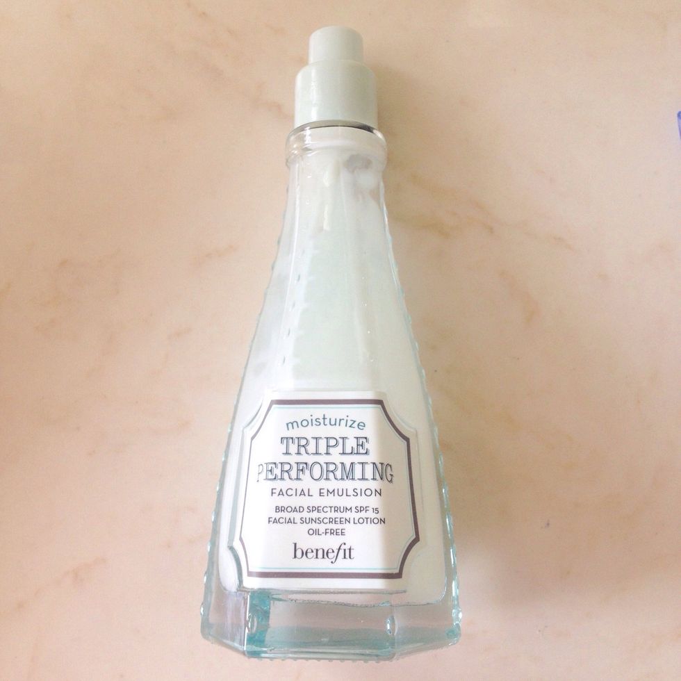 So first thing's first, wash and moisturize your skin ! This one is my favorite, it's super light weight and has a light SPF in it.