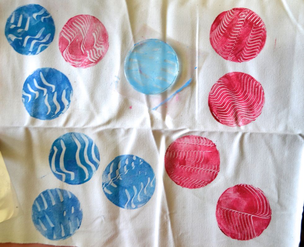 So fun! You should have 10 total circles, 5 of each color.