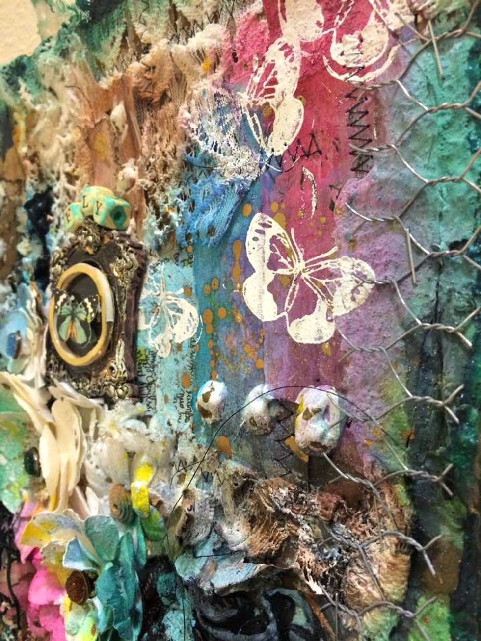 So I decided I wanted one more layer. I had some chicken wire and cut a piece for the right and left edge and stapled it down to the base. It was the final layer and I love how it looks