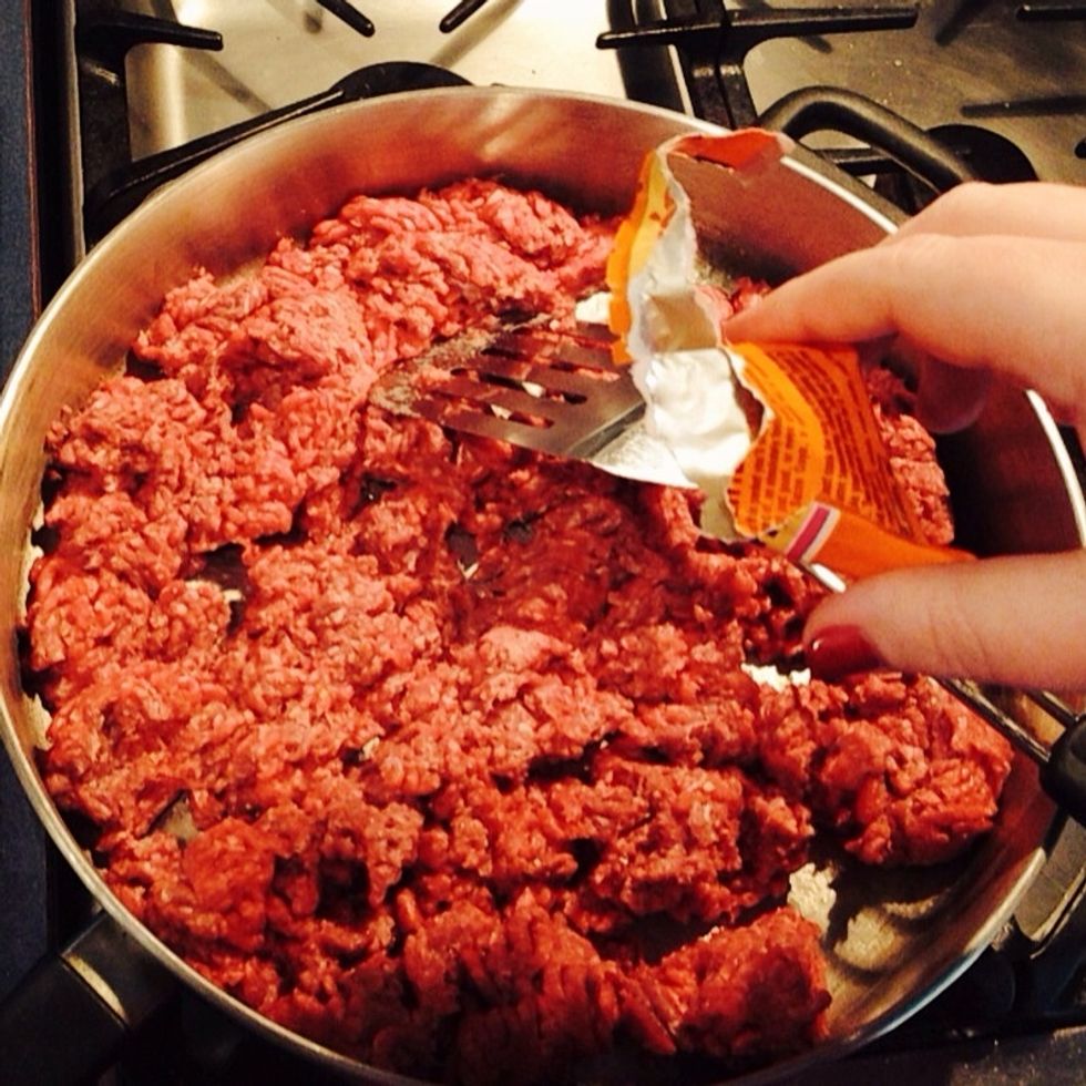 So I start browning the ground beef and add my first packet of Sez\u00f2n.  Meat absorbs flavor better while it cooks... Not after.  Sez\u00f3n is like magic.  Trust me.