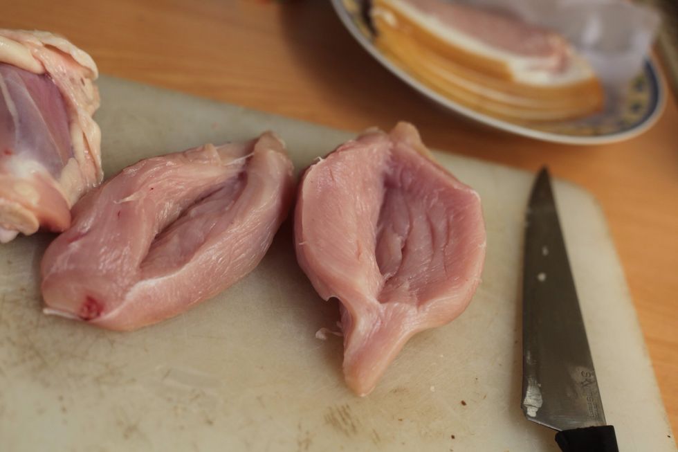 So if you're using chicken breast slice 1 chicken breast in half and carefully slice down the centre of each half without going through to the bottom.