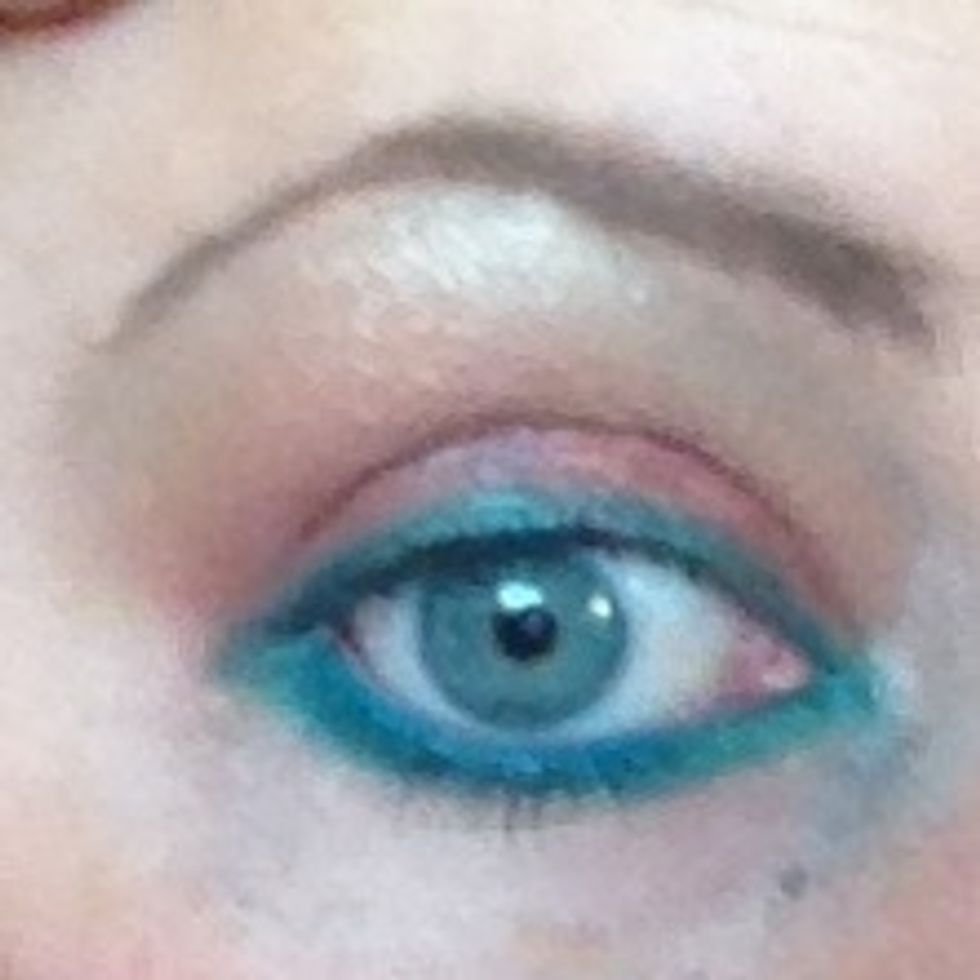 So now above the top lash I've added a line of teal mac pigment to meet the bottom line.