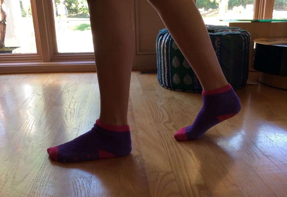 So now you switch the other foot with the heel in the air as well, by placing it flat on the ground.