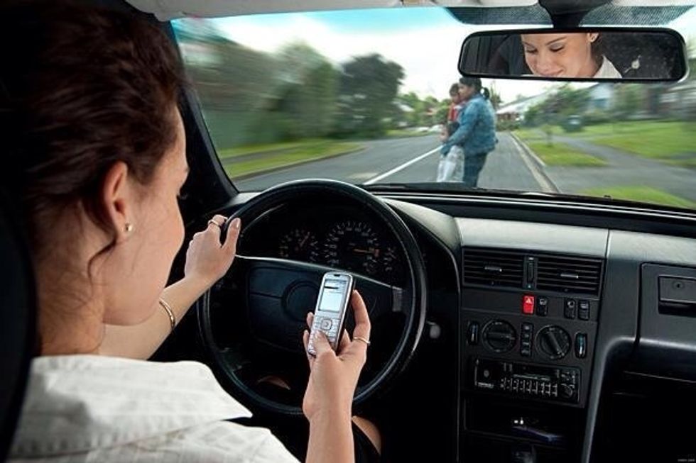 So this guide is just about being able to "read" a text while you're driving without taking your eyes off the road. I'm sure there are apps for this. But if you have iPhone you don't really need them.