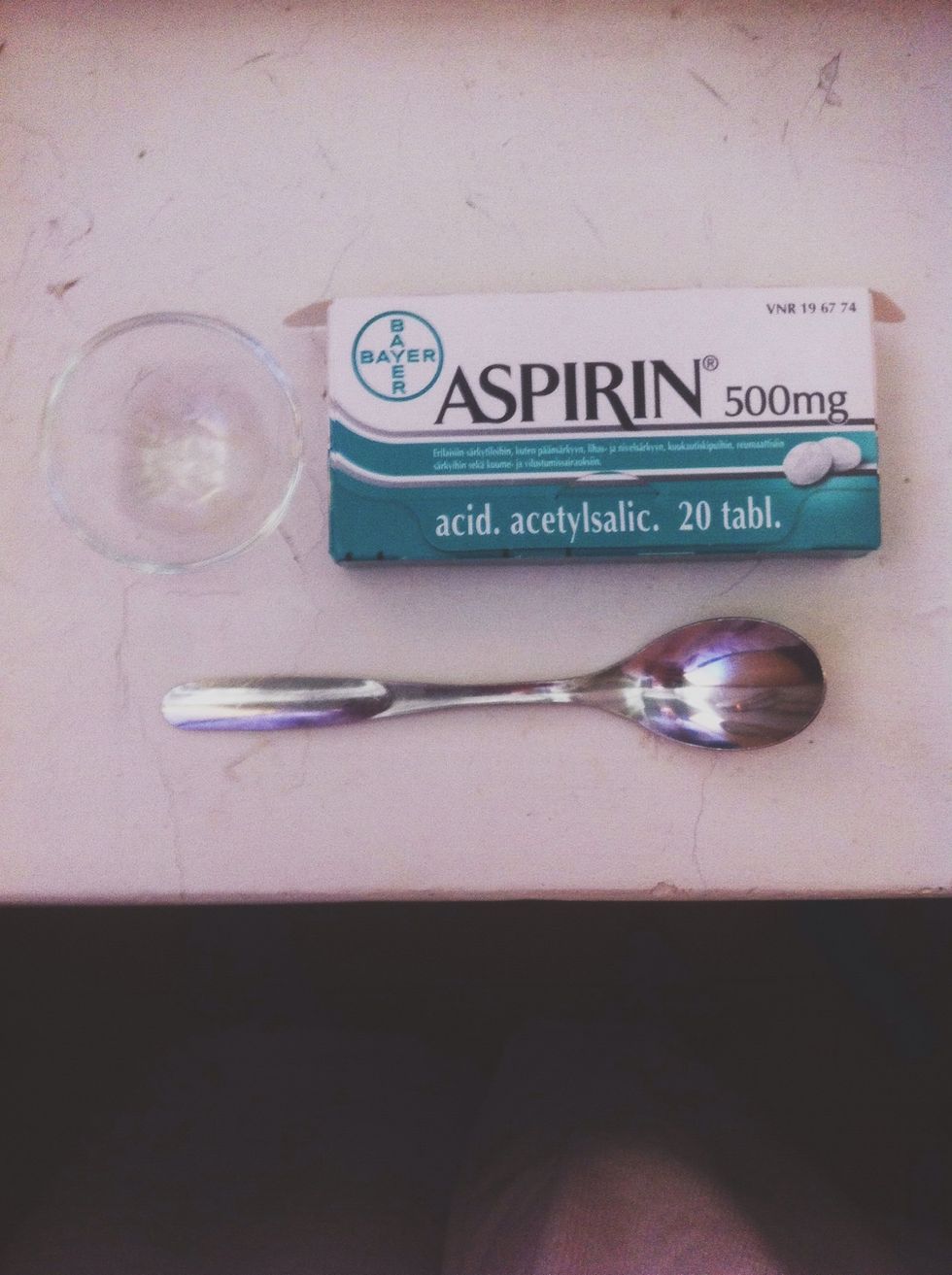 So this is basically what you need. You can use any kind of small bowl! First step is to add 1 teaspoon water in the bowl. And remember to work with a CLEAN face. (And hands)!!