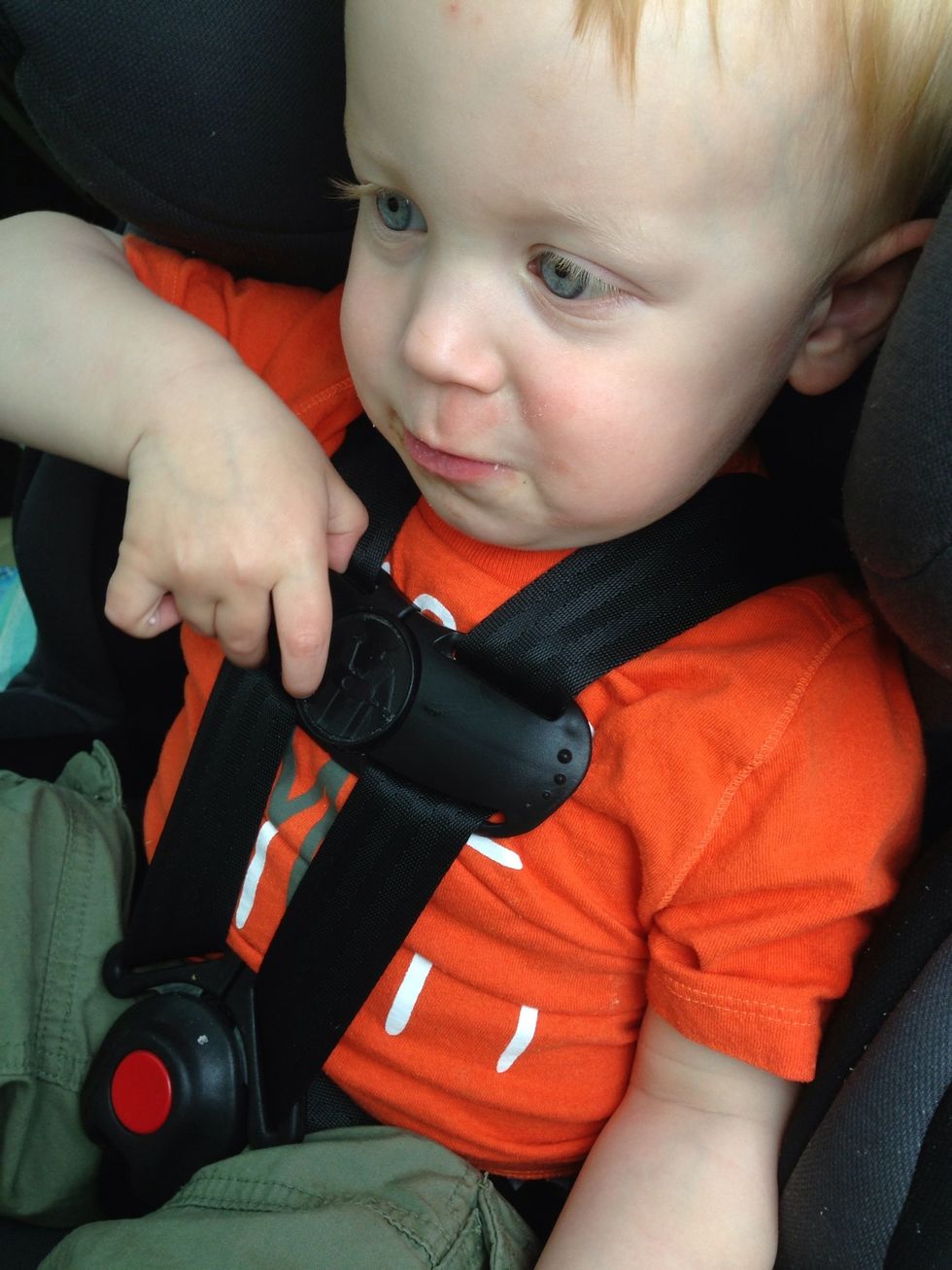 So tighten again to remove that slack (slack can only be removed when it's at the shoulders, ABOVE the chest clip)