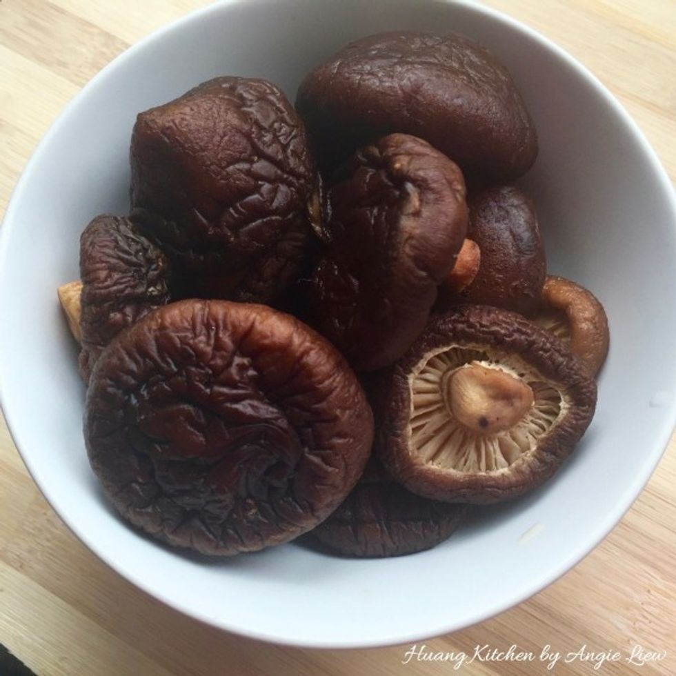 Soak dried shiitake mushroom in cold water till soft, about 1 hour. Drain and squeeze off excess water.