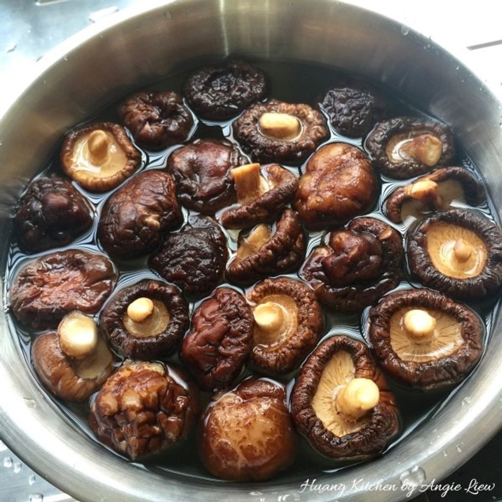 Soak dried shiitake mushroom in water until slightly soft.