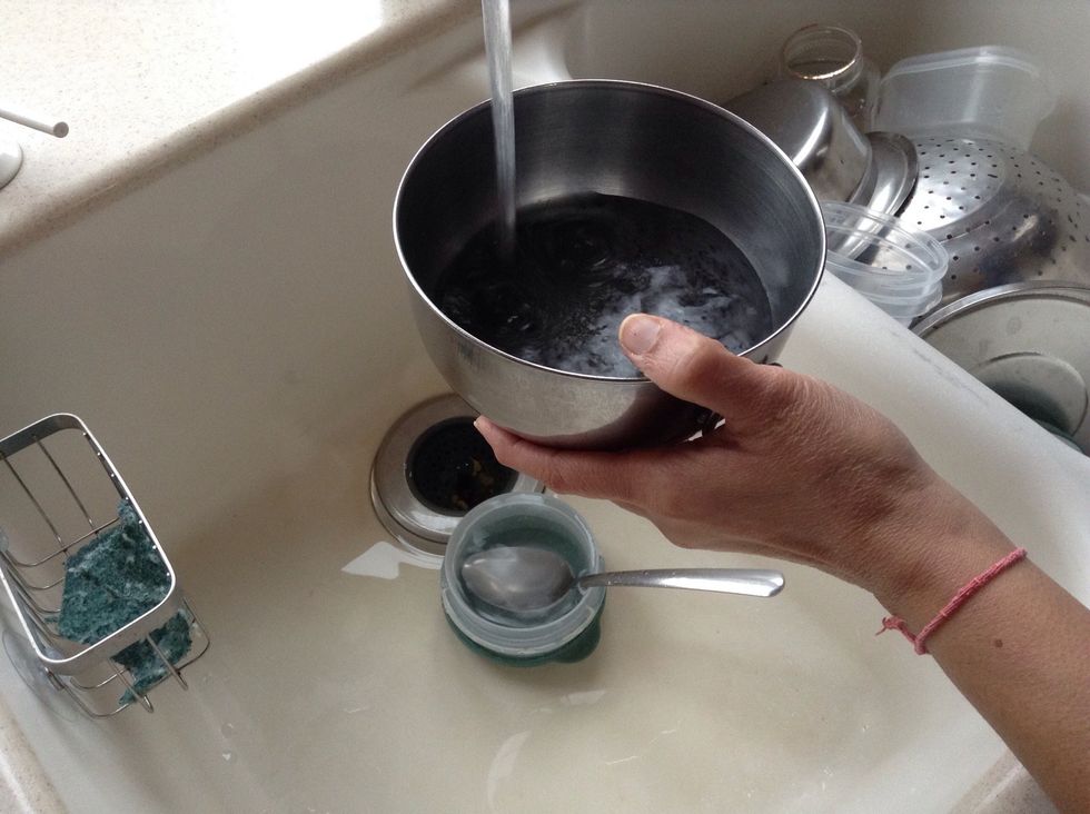 Soak the basil seeds on enough water for about 30 min. When swelled, drain them and keep them aside.