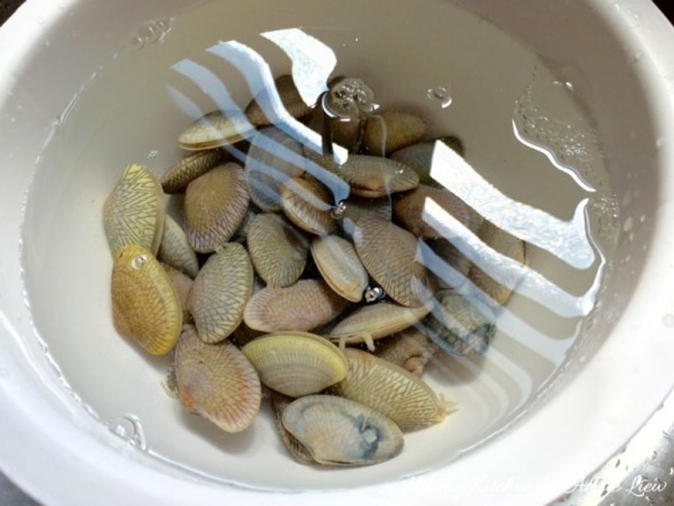 Soak the clams for about 2 hours.