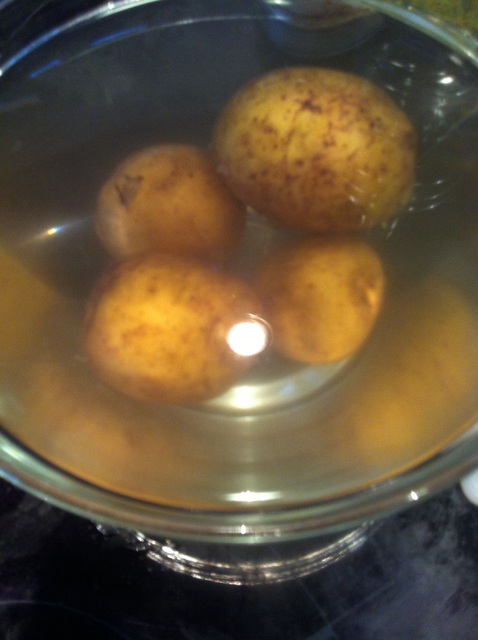 Soak the potatoes for 5 minutes in hot water