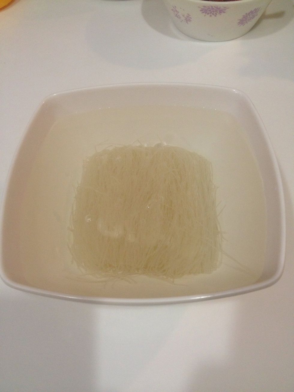 Soak the rice vermicelli in water.