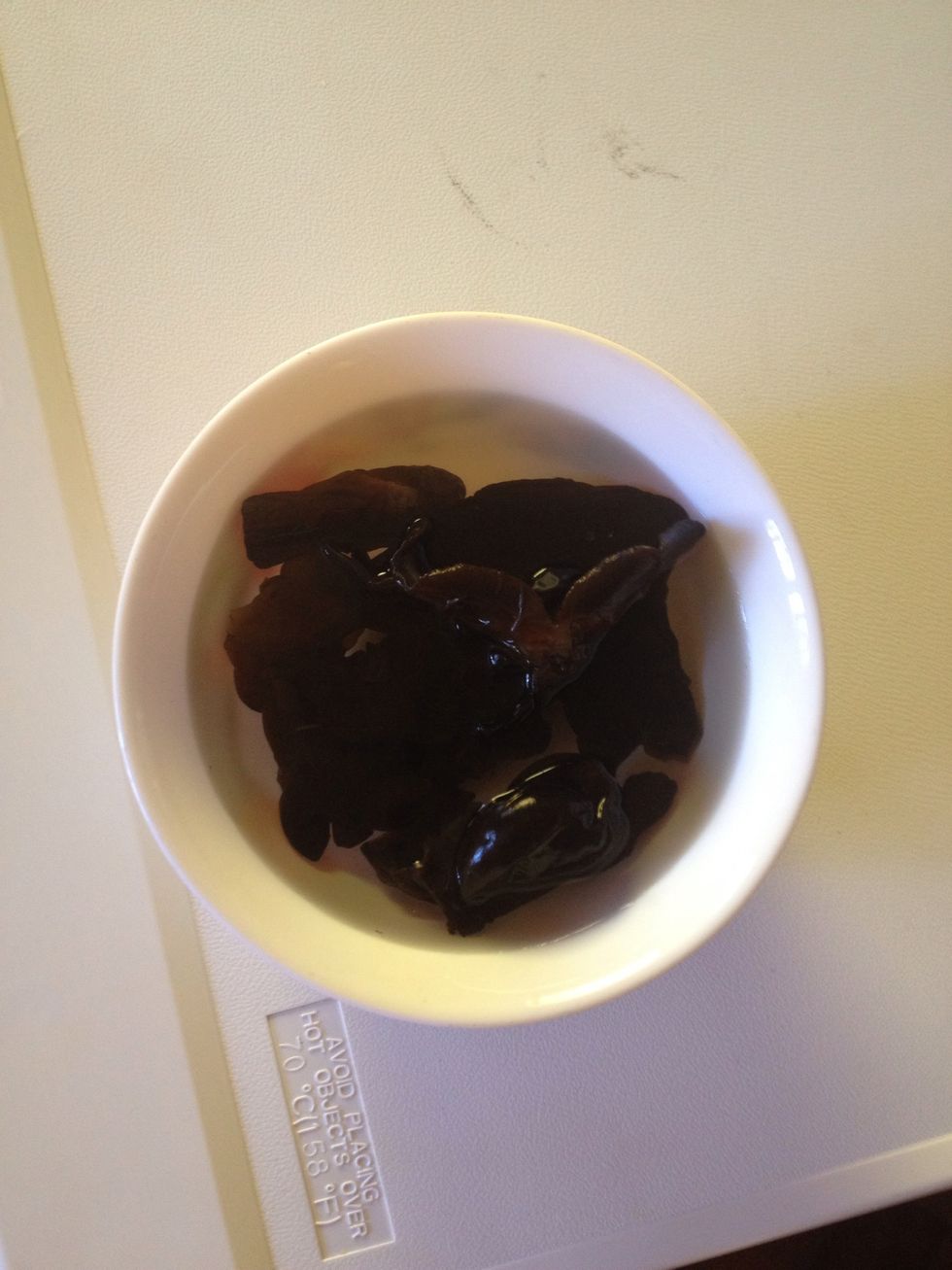 Soak wood ear mushroom in hot water for 20 min