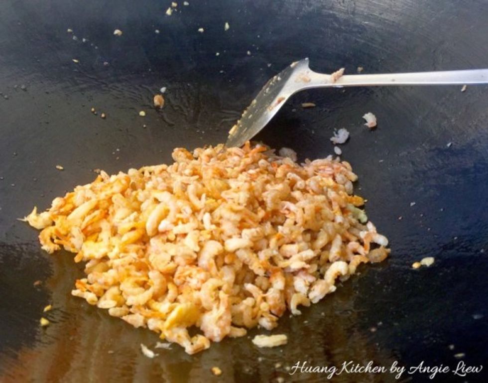 Soaked dried shrimp in hot water and drained well. Then in a large wok, stir fry the dried shrimp and set aside.