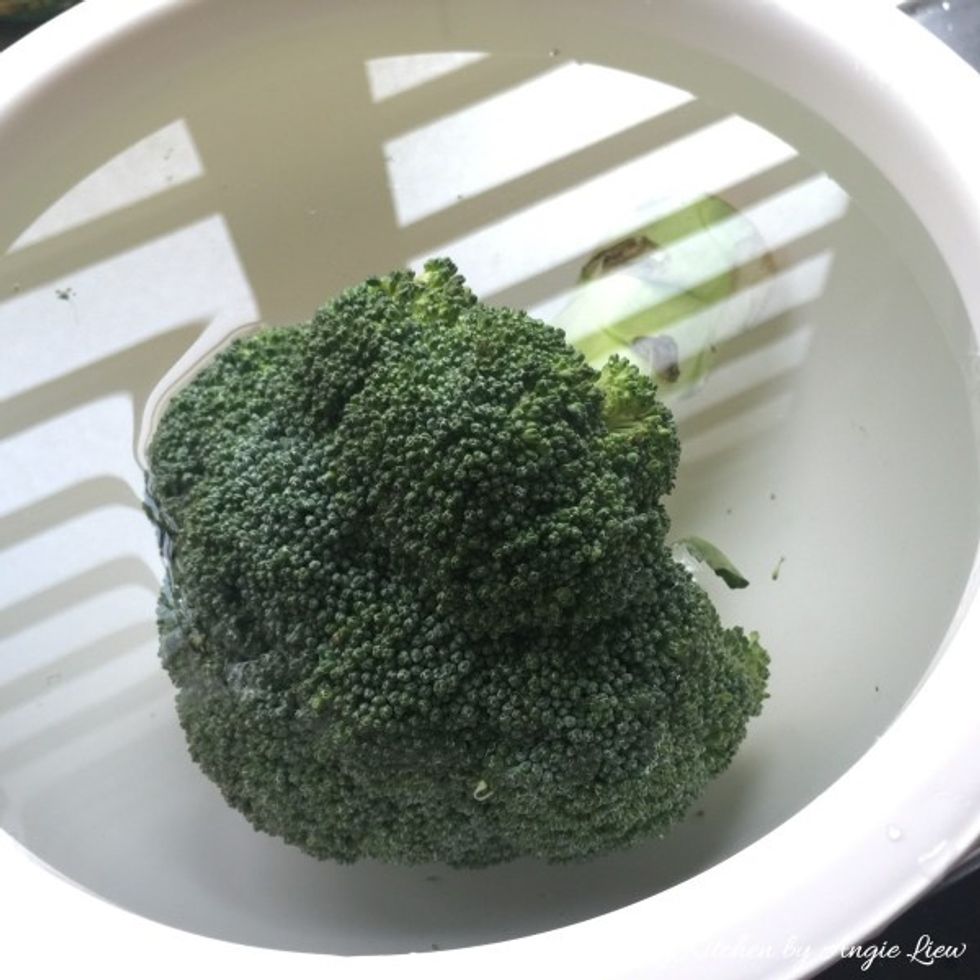 Soaked the broccoli in salt water for about 5 minutes and then rinse to remove any dirt.