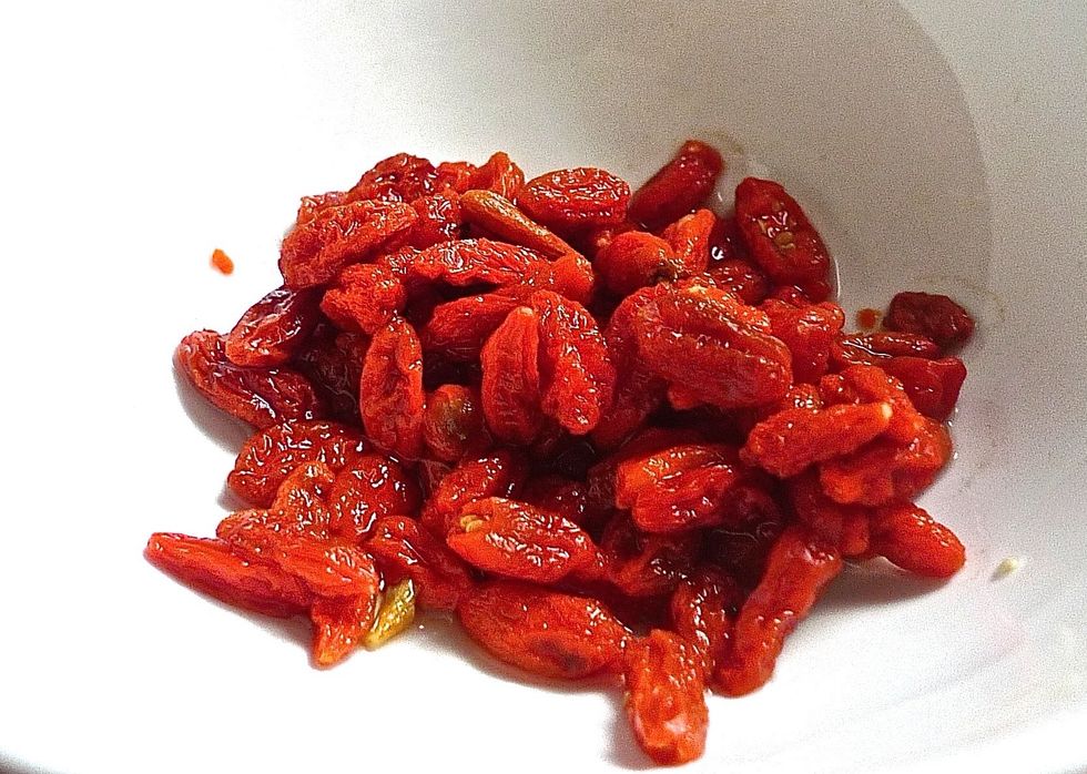 Soaked wolfberries in cold water until puffy and drained.