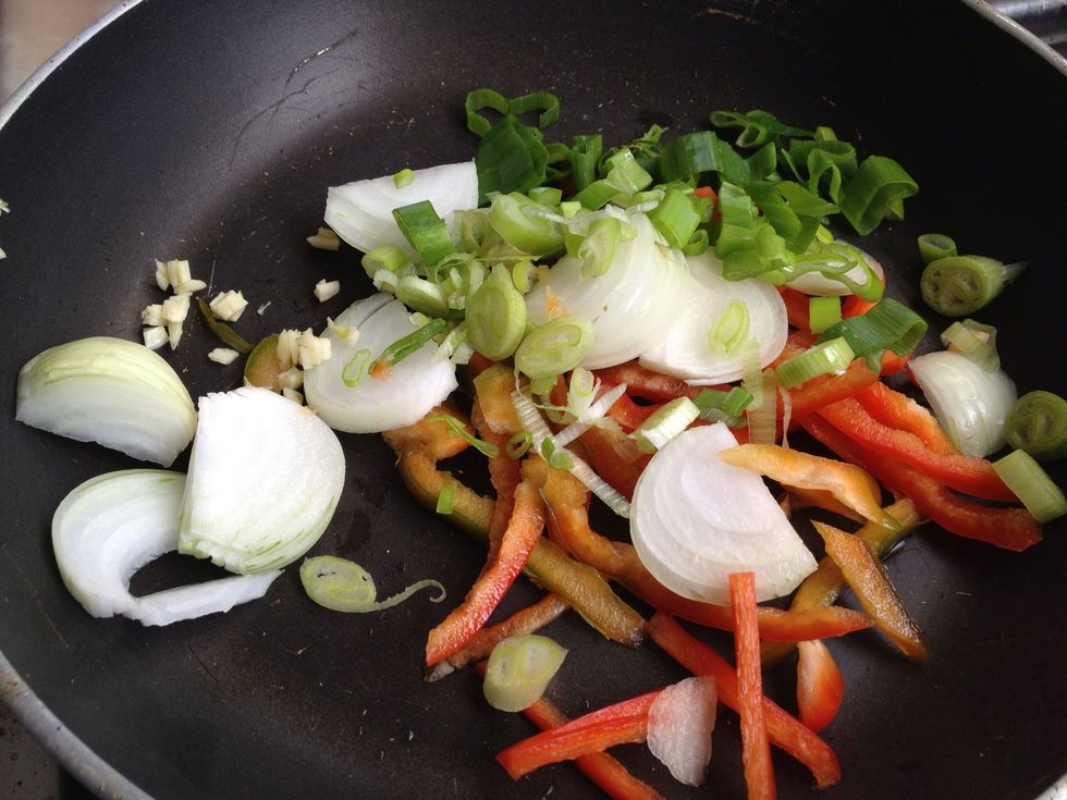 Sofre\u00edr los ali\u00f1os, picar cebolla, piment\u00f3n, tomate, Cebollin y ajo. Todo al sart\u00e9n