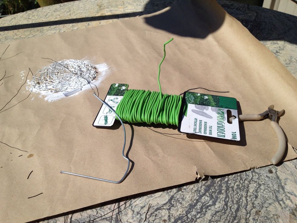 Some alternative things to secure the light bulb fittings included a wire hanger and som garden metal twine. Didn't needed them, just included them to give you an idea of what to use for your project