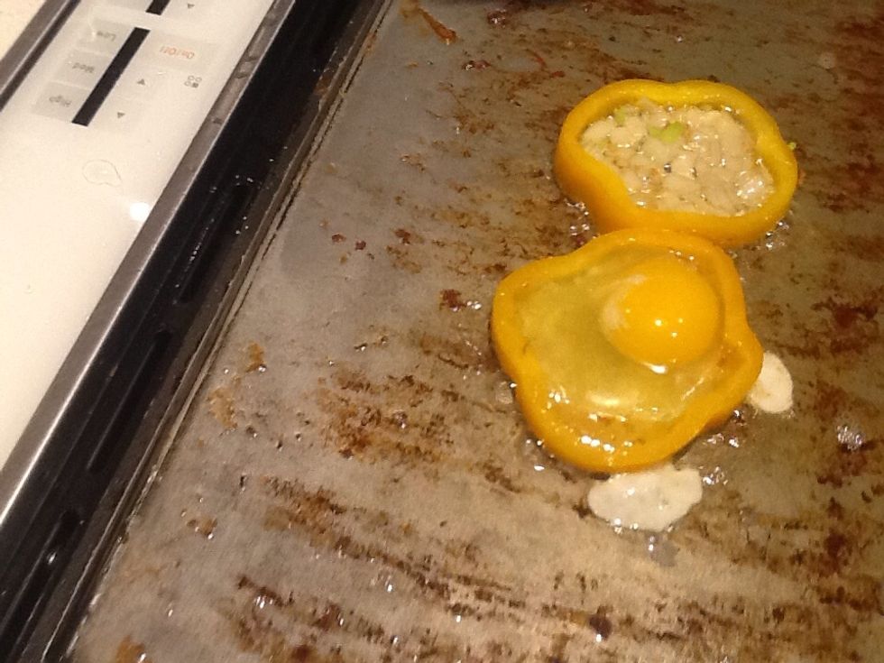 Some egg may go beyond the pepper ring, this is normal and ok.