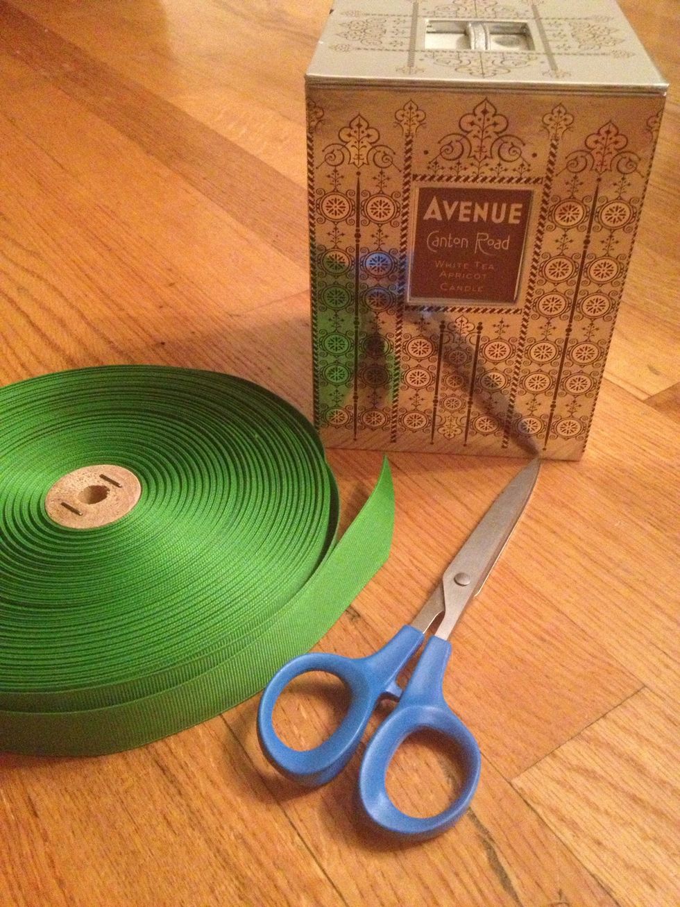 Some gifts already come in pretty packaging & shouldn't be covered up w/paper.  Here's how to wrap a present with only a pretty ribbon.  And do it all without wasting any of your fancy ribbon as well!
